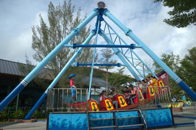 Pirate ship ride