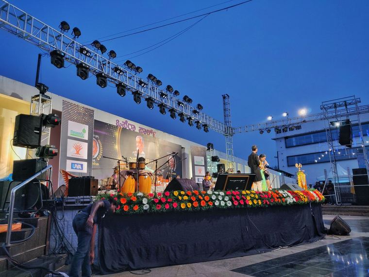 Live music at Opera Park