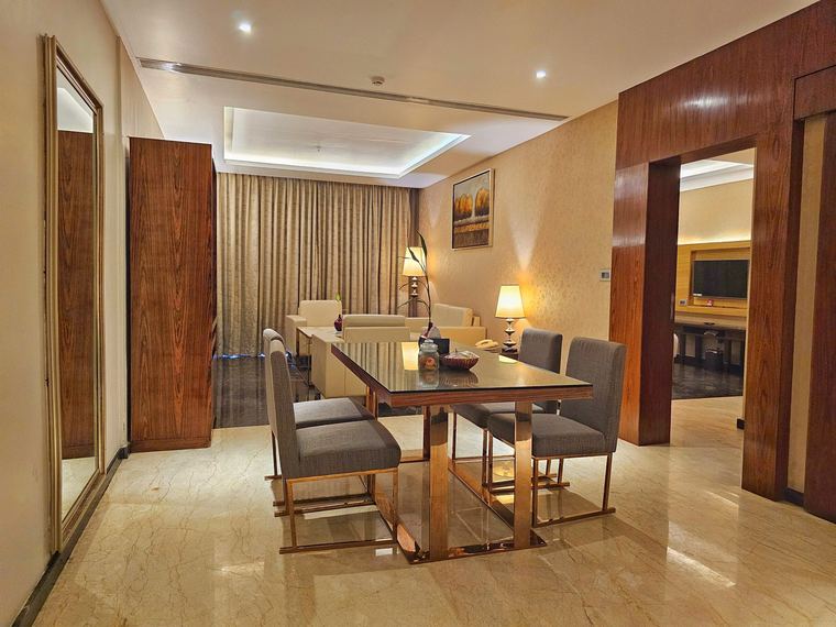 Suite — living & dining