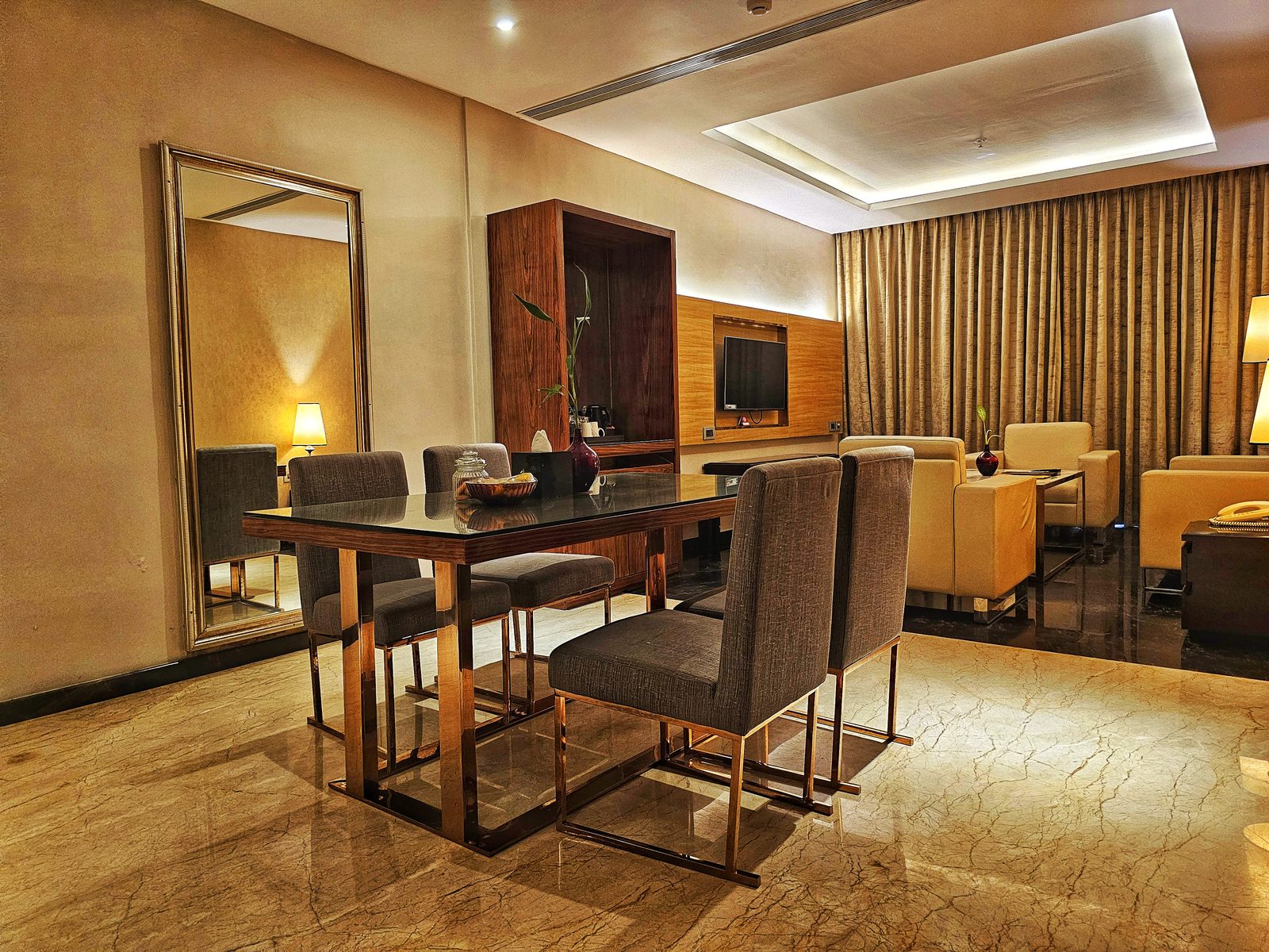 Suite Room dining table at UVA Meridian